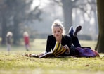 Vrouw leest boek in park Den Haag Marketing