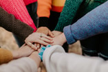Hannah busing solidariteit mededogen liefde sociaal samen unsplash
