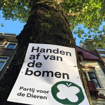 Handen af van de bomen