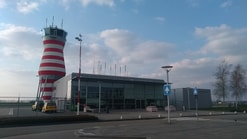 1024px Lelystad Airport control tower and lobby 01