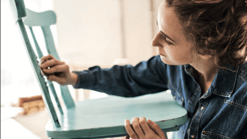 Pvd D PN Economie vrouw schuurt stoel