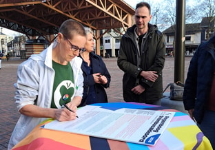 Jacky tekent regenboogakkoord
