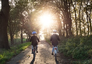 Meisjes fiets natuur groen kinderen toekomst