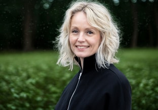 Judith donkergroene achtergrond