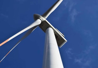 Windturbine van onderaf gezien grote foto