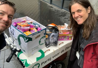 20210929 Maarten en Anne met de Pvd D bakfiets voor actie Dierenvoedselbank Dierendag