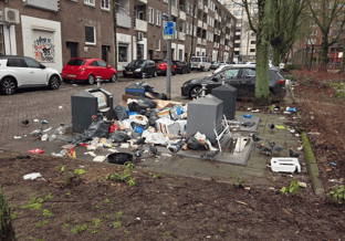 Afvalberg bij container rotterdam