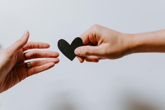 Kelly sikkema solidariteit mededogen liefde hart unsplash