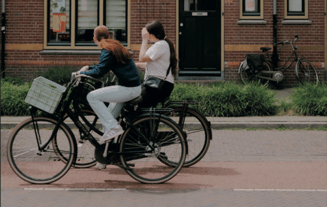 Pvd D PN Twee jonge vrouwen op de fiets