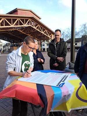 Jacky tekent regenboogakkoord