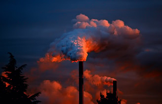 Uitstoot fabriek schoorsteen co2
