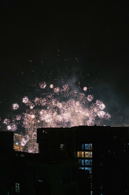 Vuurwerk boven daken