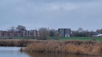 Wander hotel zichtbaar vanuit uiterwaarden