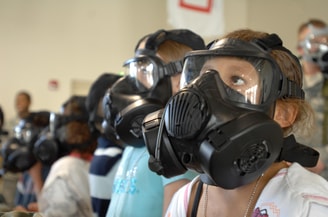 Kind Met Gasmasker