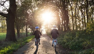 Meisjes fiets natuur groen kinderen toekomst
