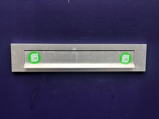 Brievenbus met Ja Ja Sticker in Amsterdam