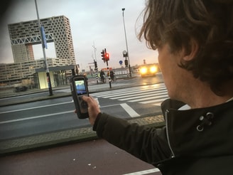 Johnas van Lammeren meet luchtkwaliteit