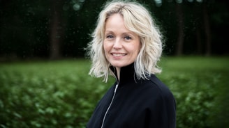 Judith donkergroene achtergrond