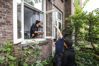Amsterdamse fixbrigade gaat huizen in heel nederland tochtdicht maken