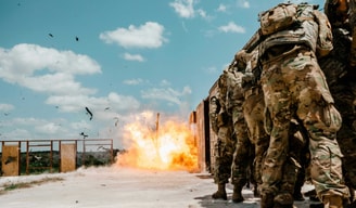 Militairen oefenen met explosieven