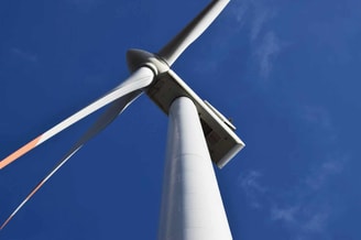 Windturbine van onderaf gezien grote foto