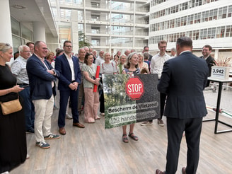 Overhandiging petitie Vlietzone jpg