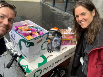 20210929 Maarten en Anne met de Pvd D bakfiets voor actie Dierenvoedselbank Dierendag
