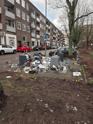 Afvalberg bij container rotterdam