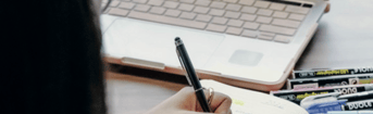 Pvd D PN Hand met pen en laptop