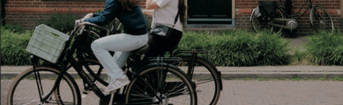 Pvd D PN Twee jonge vrouwen op de fiets