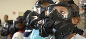 Kind Met Gasmasker