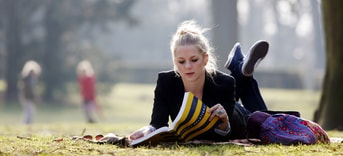 Vrouw leest boek in park Den Haag Marketing