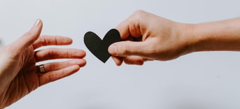 Kelly sikkema solidariteit mededogen liefde hart unsplash