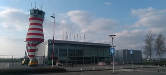 1024px Lelystad Airport control tower and lobby 01