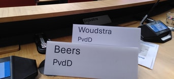 Raadszaal Naambordjes a