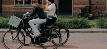Pvd D PN Twee jonge vrouwen op de fiets