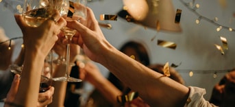 Nieuwjaar proost champagne confetti