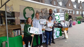 Groepsfoto verkiezingskraam Wageningen Ede