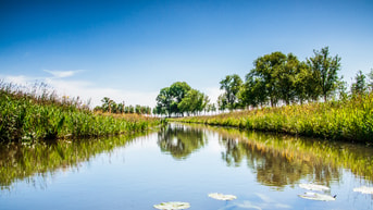 Schoon water watergang met groene kant