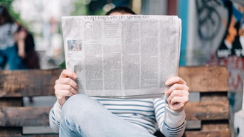 Krant newspaper lezen nieuws artikel
